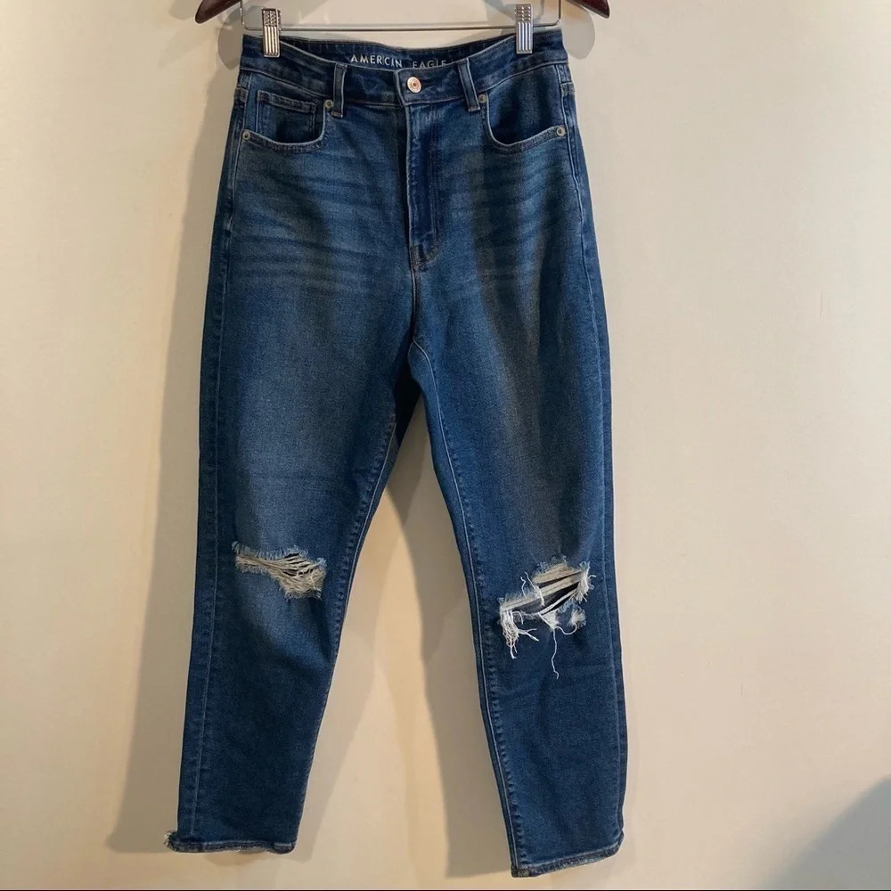 AMERICAN EAGLE Sz  6 Distressed Mid Wash Mom Jeans